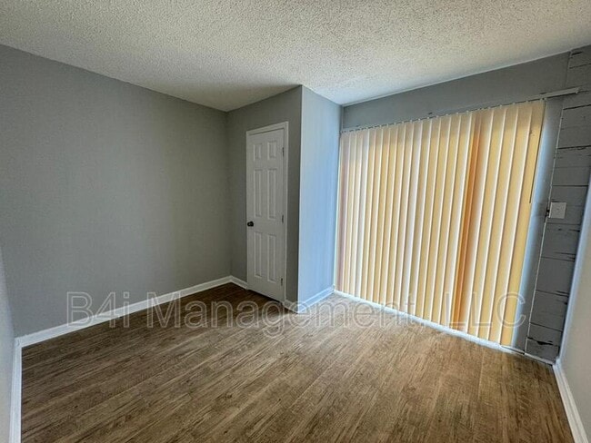 Building Photo - 918 Lakewood Ln