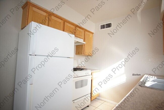Building Photo - 2 Bedroom Duplex with Yard!