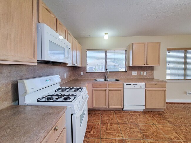 Building Photo - 3 bedroom one story home on large corner lot. Home has hard flooring throughout living areas and ...