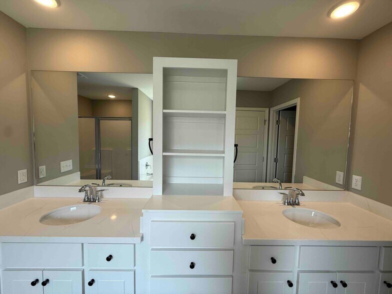 Building Photo - 573 Patrick Farms Dr