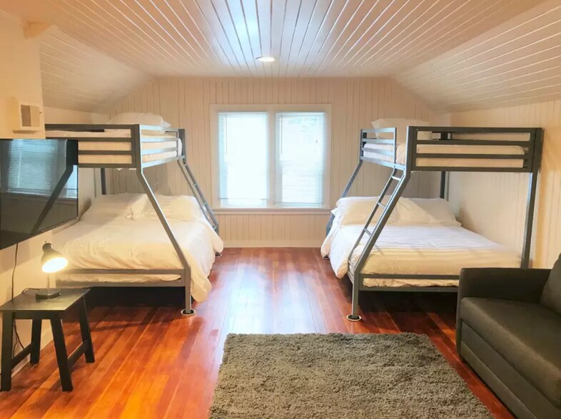 Two bunk beds in spacious upstairs. - 717 E Lakeside Ave