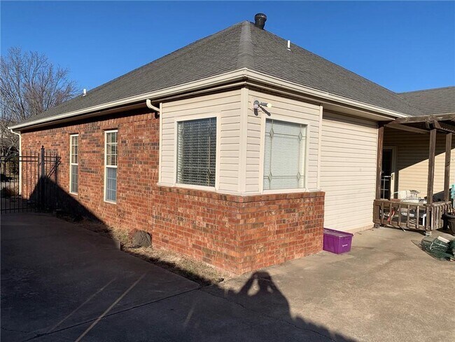 Building Photo - 6453 Tall Oaks Loop S