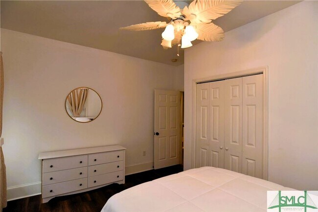 Building Photo - Spacious and fully furnished Victorian beauty