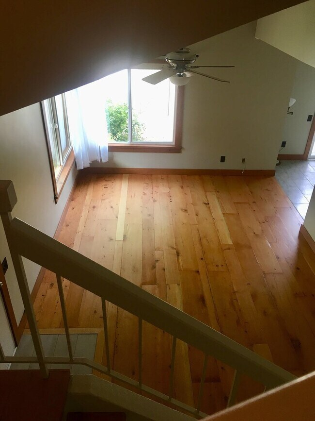 Building Photo - Valencia - Upgraded 3 bedroom, 1.5 bath condo near golf course