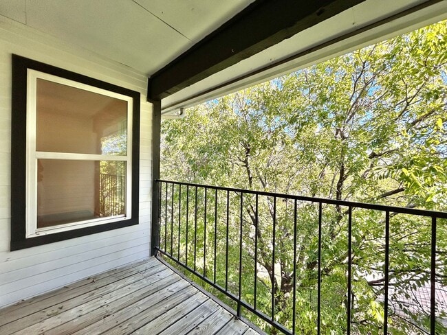 Building Photo - Stylish Top-Floor North Austin Condo Near 2222 & Minutes to Downtown