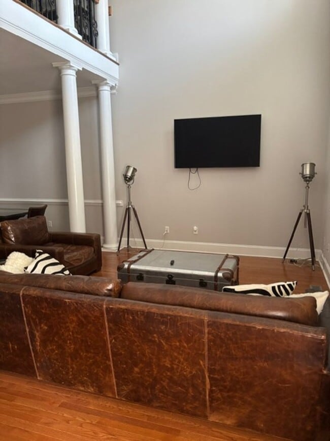 Building Photo - Available Now Fully Furnished Town Home in...