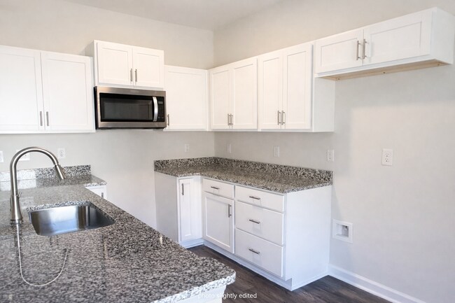 Building Photo - Three bedroom, 2.5 bath townhome in Whitsett