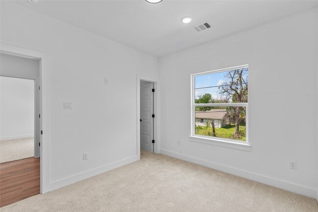 Building Photo - 6186 Eastland St