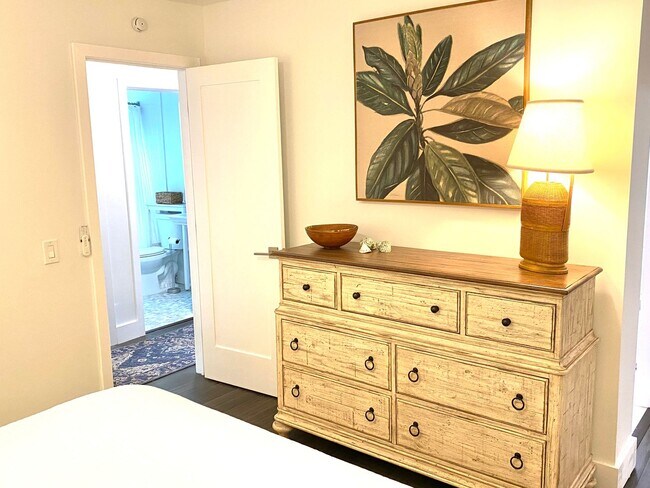 Building Photo - A Stones Throw to the Historic District