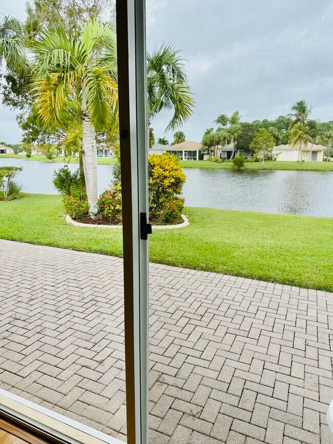 Building Photo - 867 SW Rocky Bayou Ter