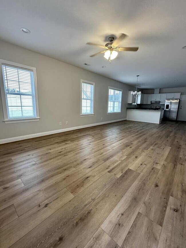 Building Photo - 708 W Parrish Dr