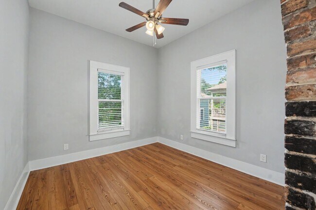 Building Photo - 311 W 39th St
