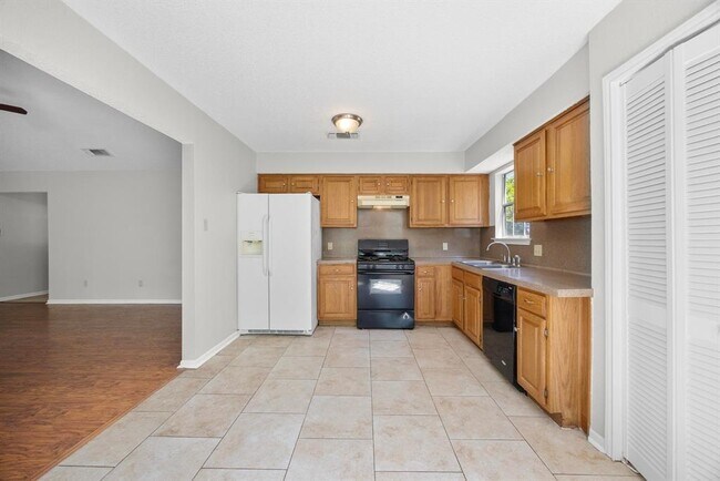 Building Photo - 2304 Silver Spur Dr