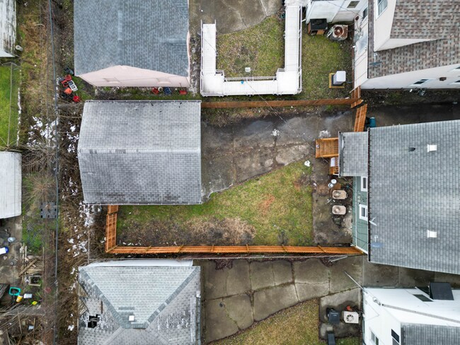 Building Photo - 18142 Riopelle St