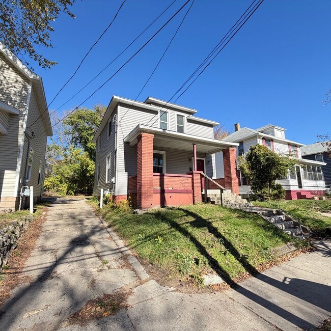 Building Photo - Adorable Three Bedroom Home!