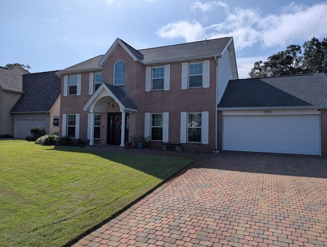 Building Photo - Executive Pool Home in Prestigious Lake Lo...