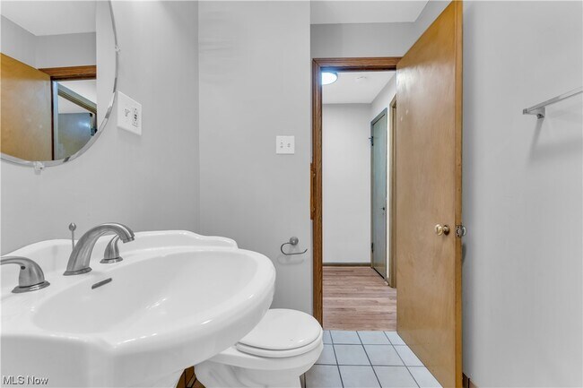 Building Photo - 923 E 218th St