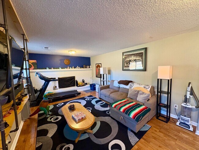 Building Photo - Stunning Morrison 3 bed/2 bath Corner Lot