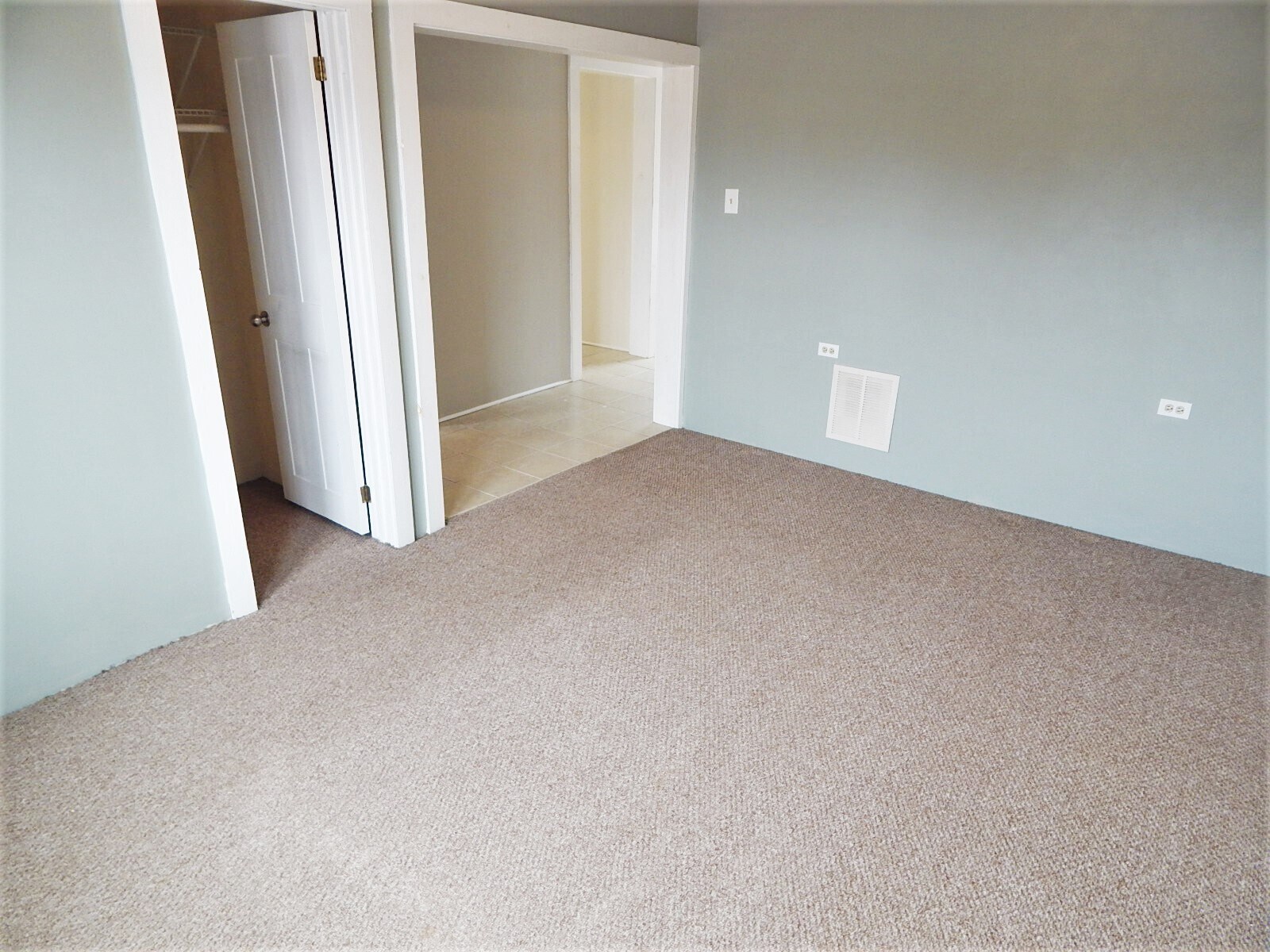 Living Room - 109 W Chestnut St