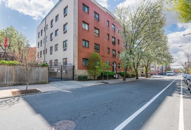 Building Photo - 476 Monmouth St