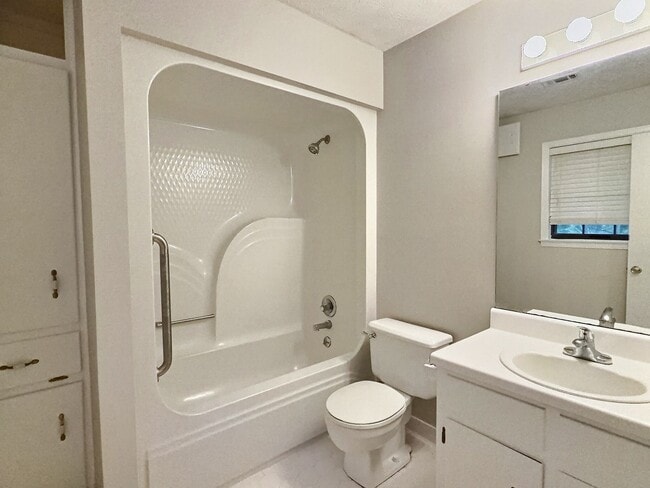 Building Photo - Updated 3 bedroom, 2 full bath in Prattville!