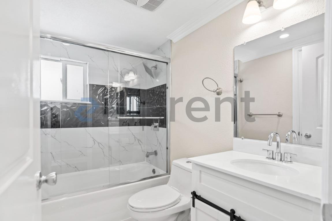 Building Photo - Unit A