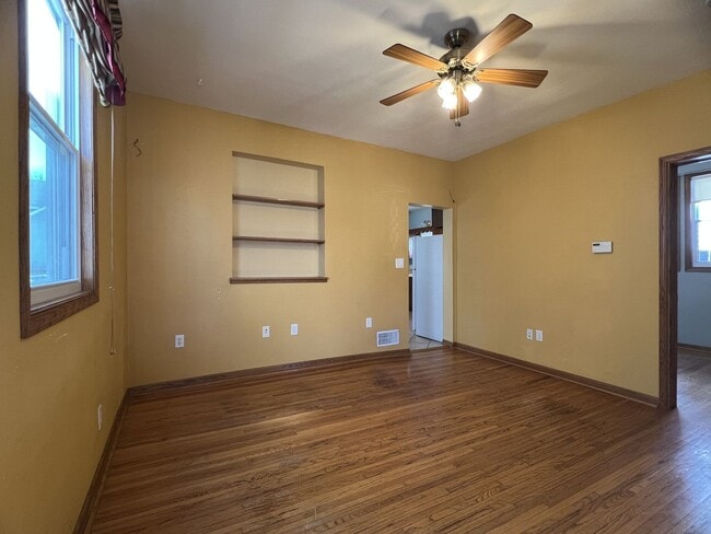 Building Photo - DUBUQUE:  NICE Duplex, hardwood floors, Ce...