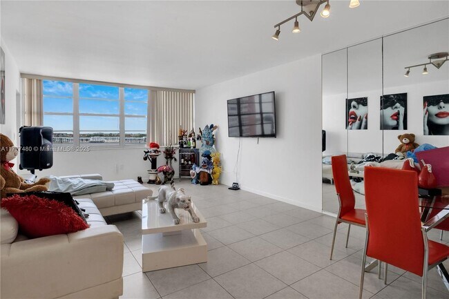 Building Photo - 1351 NE Miami Gardens Dr