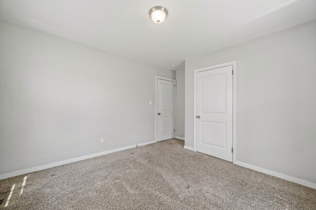 Building Photo - Modern 2 bed 1 bath home with fenced yard in Hampton