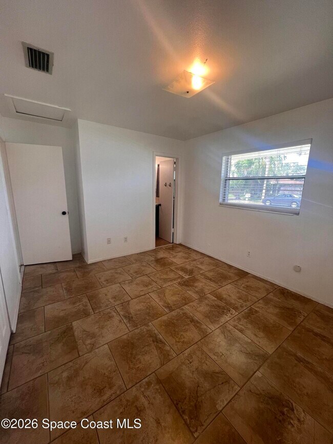 Building Photo - 2407 Lakeview Dr