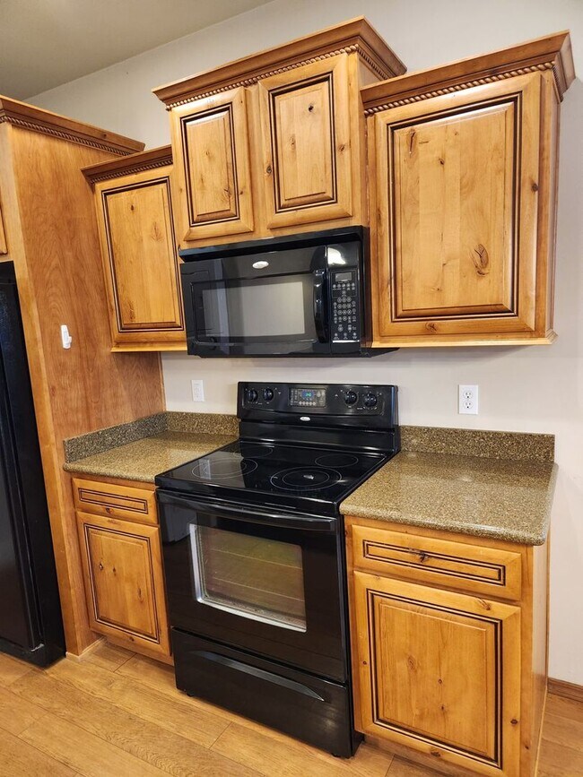 Building Photo - Bison Cove 2 Bed / 2 Bath - upstairs corner unit