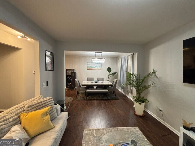 Building Photo - 518 Tulip Ln