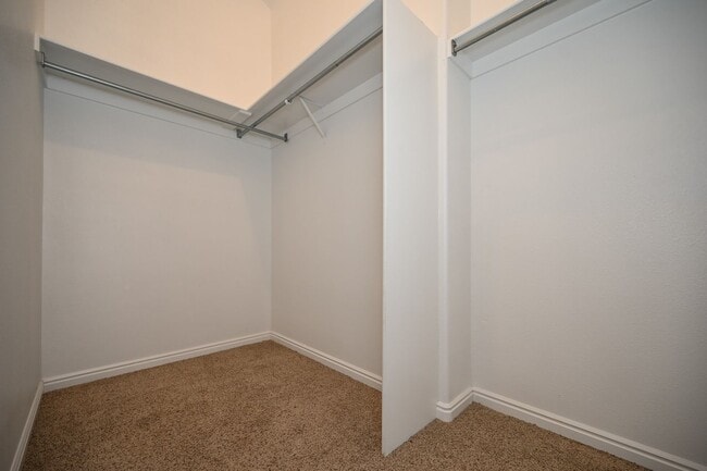 Building Photo - Beautiful Townhome in Amazing Location!
