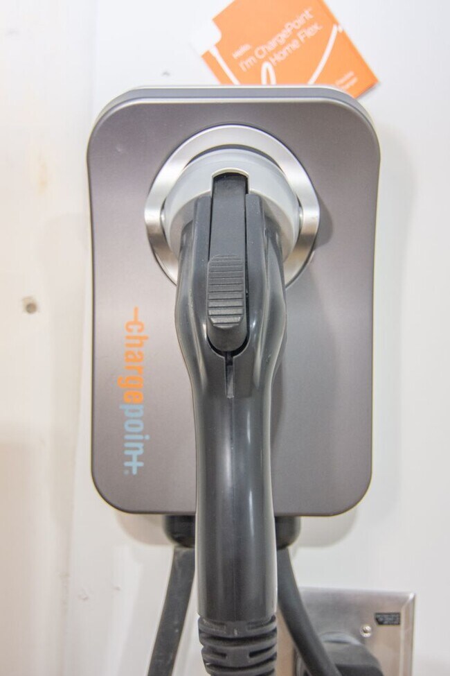 Building Photo - Bountiful Home w/ 2 Car Garage, EV Charger, & Updated Remodeling