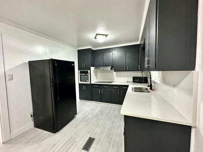 Building Photo - 2401 Woodleaf Dr