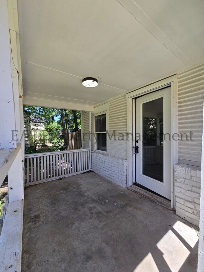 Building Photo - 1340 N Green St