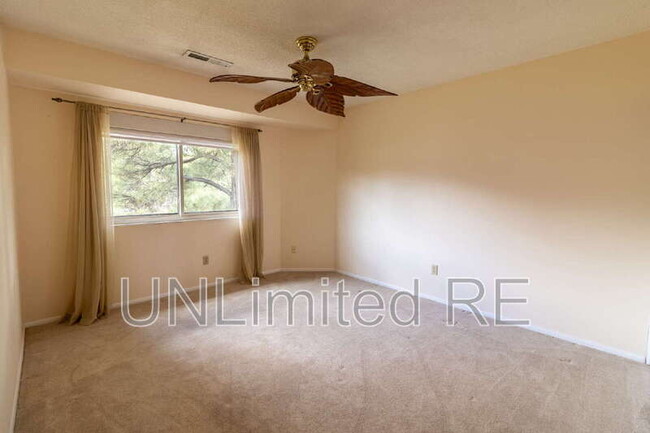 Building Photo - 5000 E Palomino Ln