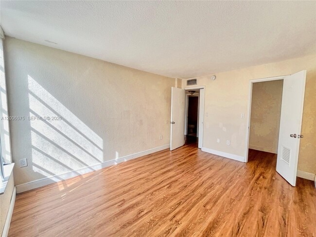 Building Photo - 8870 Fontainebleau Blvd