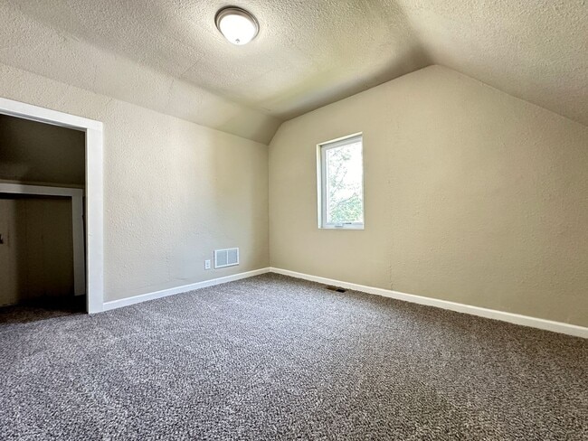 Building Photo - 4 Bedroom Remodeled Home in Chariton