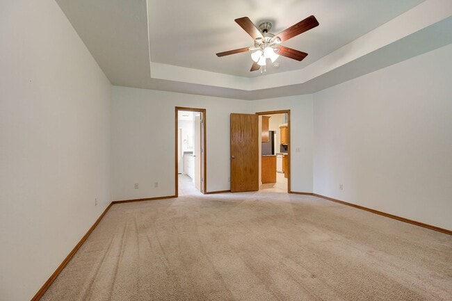 Building Photo - Amazing 4BD/3BTH home with a 3 car garage ...