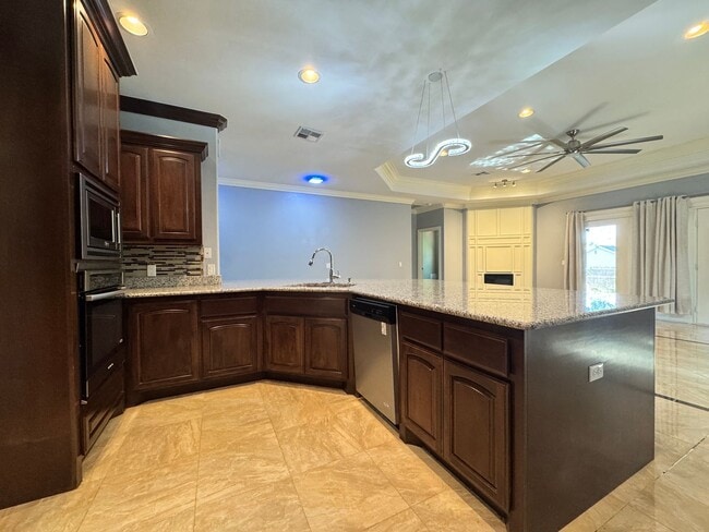 Building Photo - Spacious 3 Bedroom 2.5 Bath Home Near Okla...