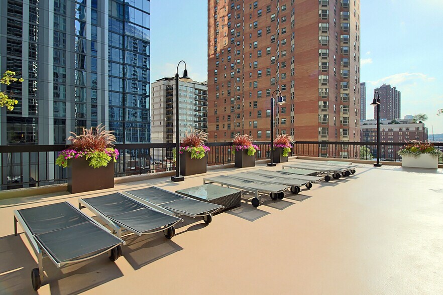 Building Photo - 899 N State St