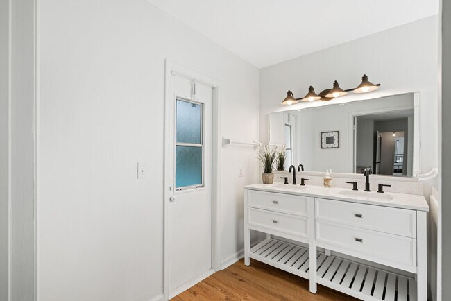 Building Photo - 1019 Larch Way