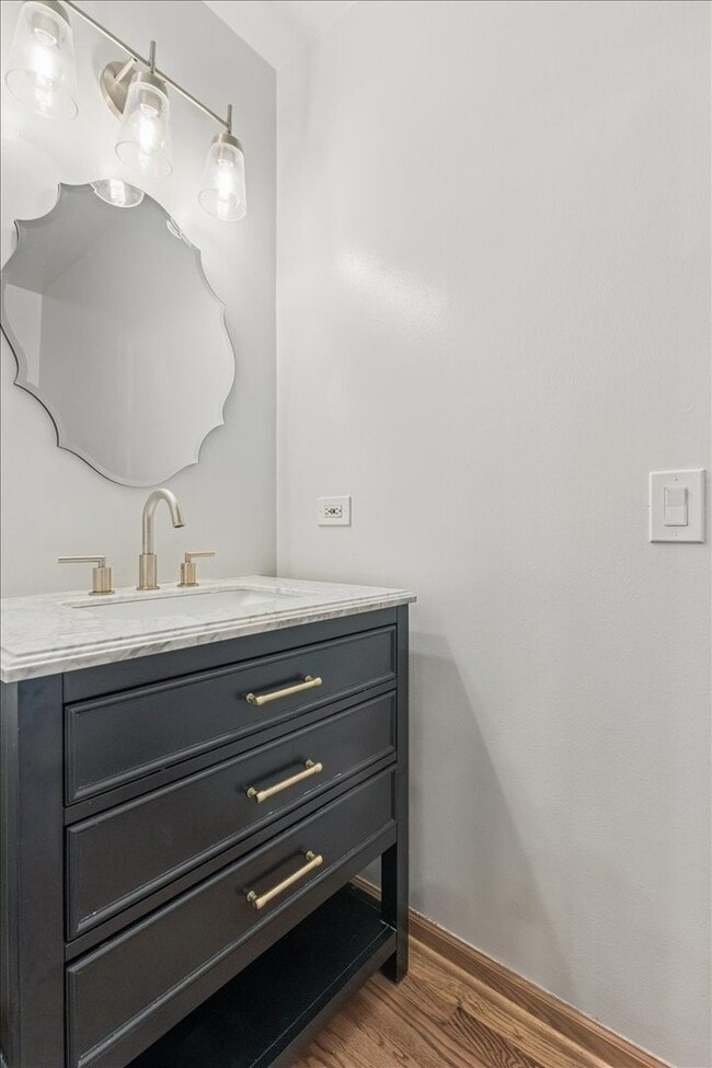 Building Photo - 1140 W Cornelia Ave