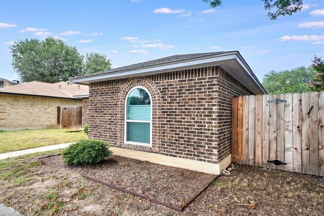 Building Photo - Charming 2-bed, 2-bath home in Universal C...