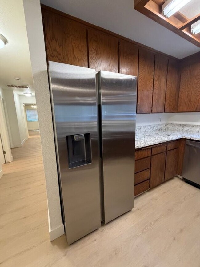 Building Photo - Beautifully Remodeled 3 Bed / 2 Bath Duplex – Walk to Downtown!