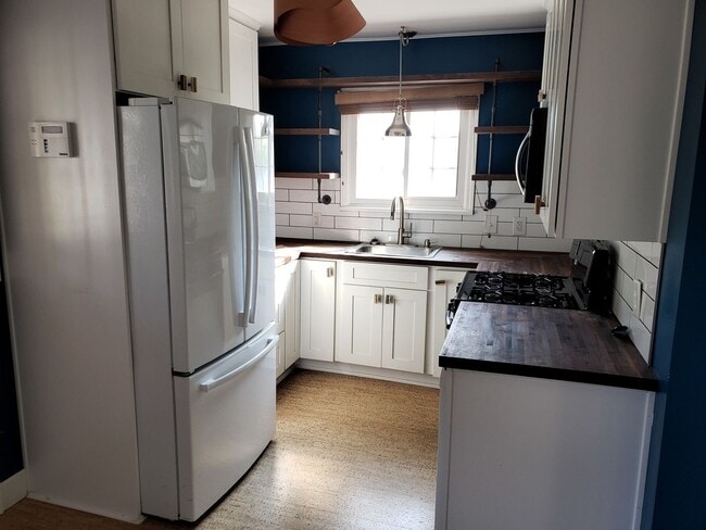 Building Photo - Charming 3 bedroom single family home loca...