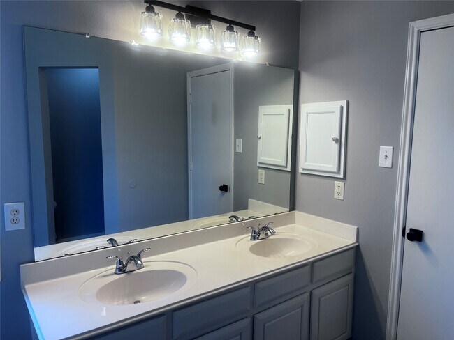Building Photo - 1810 Village Ct Ln