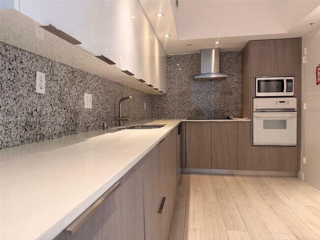 Building Photo - 4001 S Ocean Dr