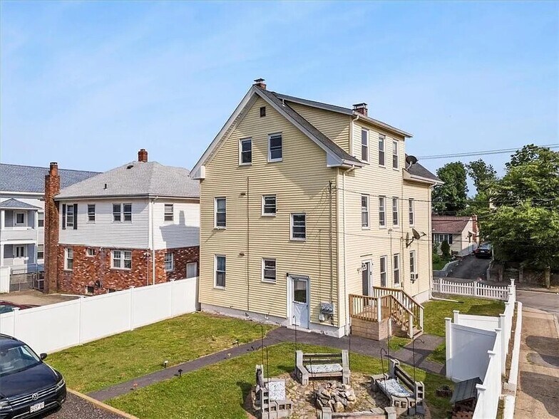 Building Photo - 272 Division St